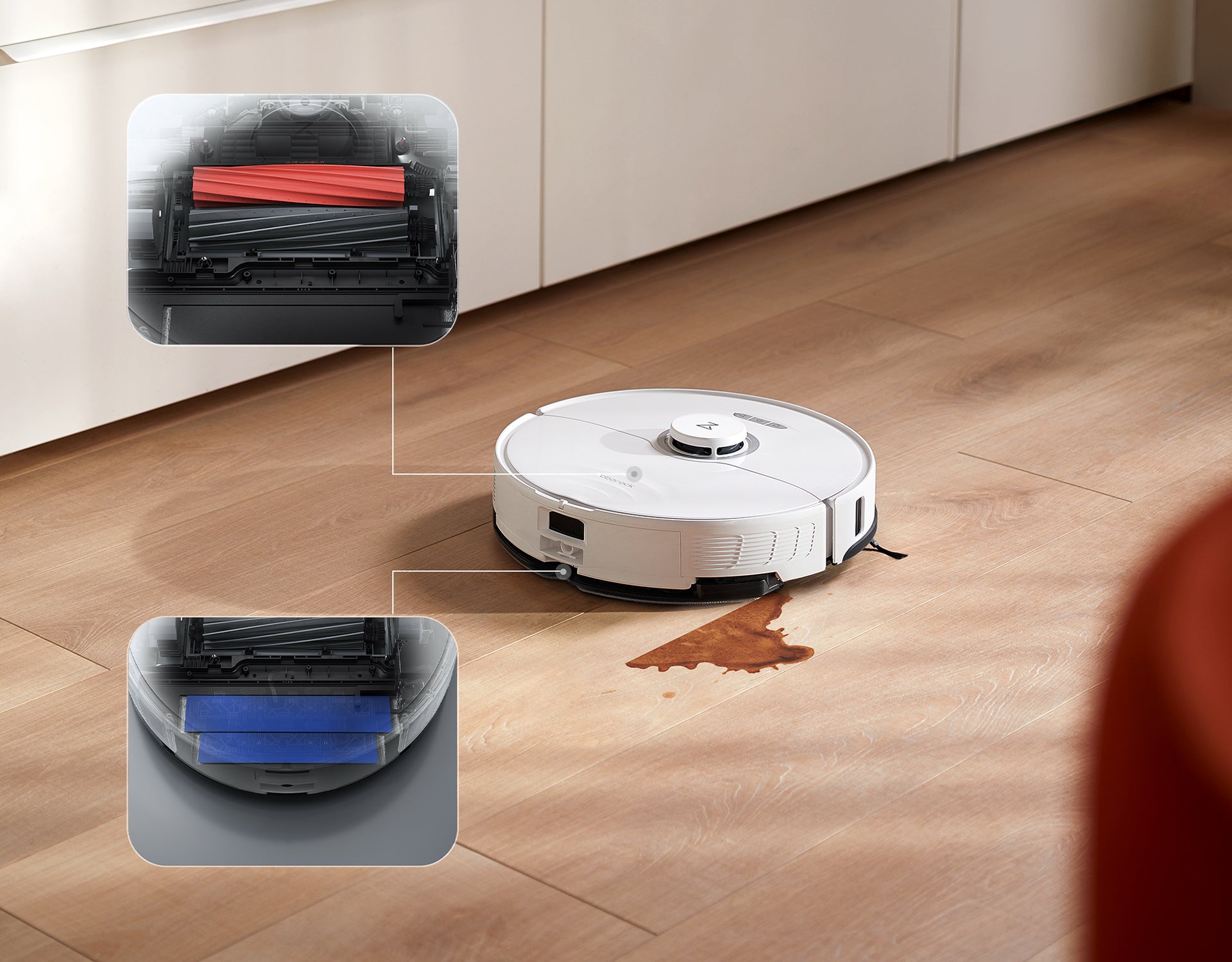 Ein Roborock Staubsaugerroboter reinigt ein verschüttetes Getränk auf dem Boden, mit einer Nahaufnahme bestimmter Teile des Geräts. Ein Roborock Staubsaugerroboter reinigt ein verschüttetes Getränk auf dem Boden, mit einer Nahaufnahme bestimmter Teile des Geräts.